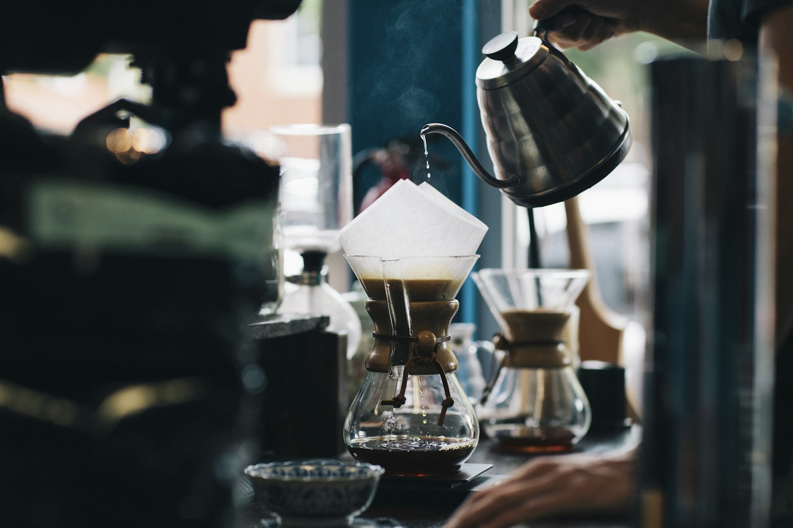 Taza de café y luz sobre la mesa